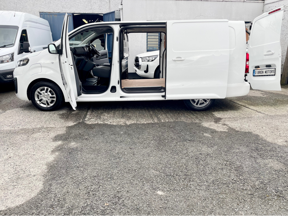 2022 Opel Vivaro - image 30