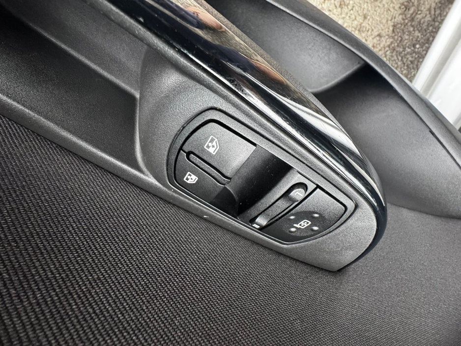 2017 Opel Corsa - image 15