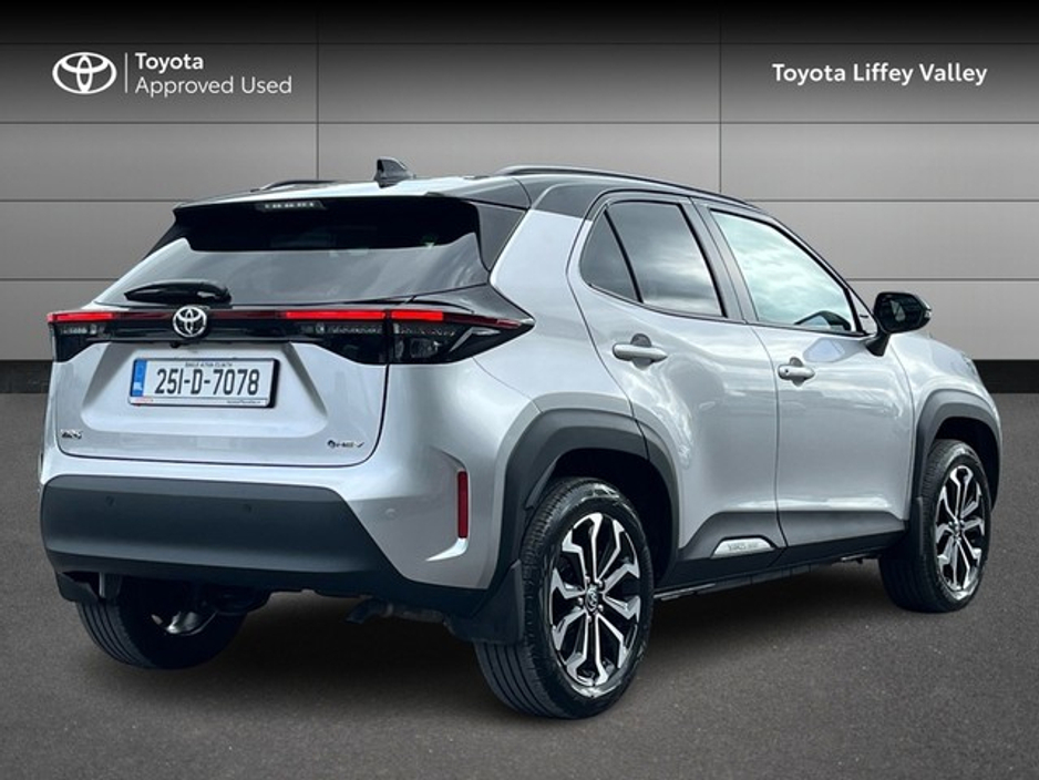 2025 Toyota Yaris Cross - image 2