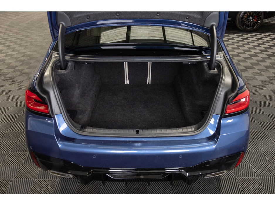 2022 BMW 5 Series - image 13