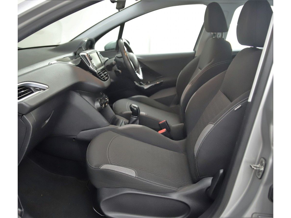 2015 Peugeot 208 - image 15