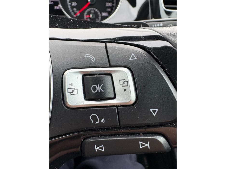 2014 Volkswagen Golf - image 8