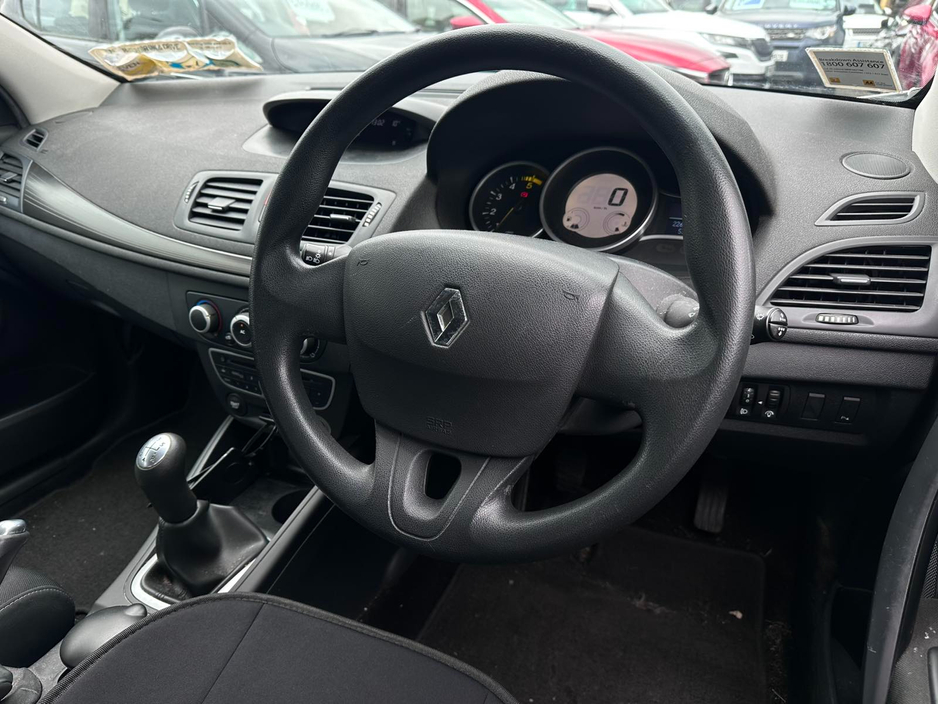 2010 Renault Megane - image 8