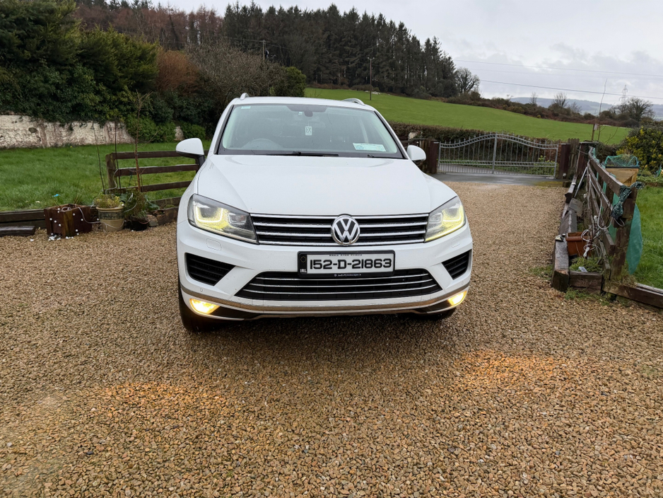 2015 Volkswagen Touareg - image 2