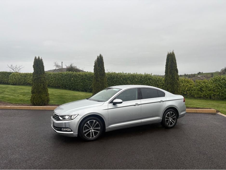 2018 Volkswagen Passat - image 2