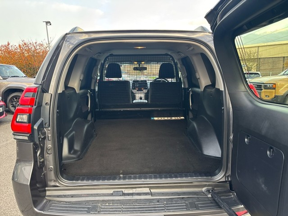 2023 Toyota Landcruiser - image 10