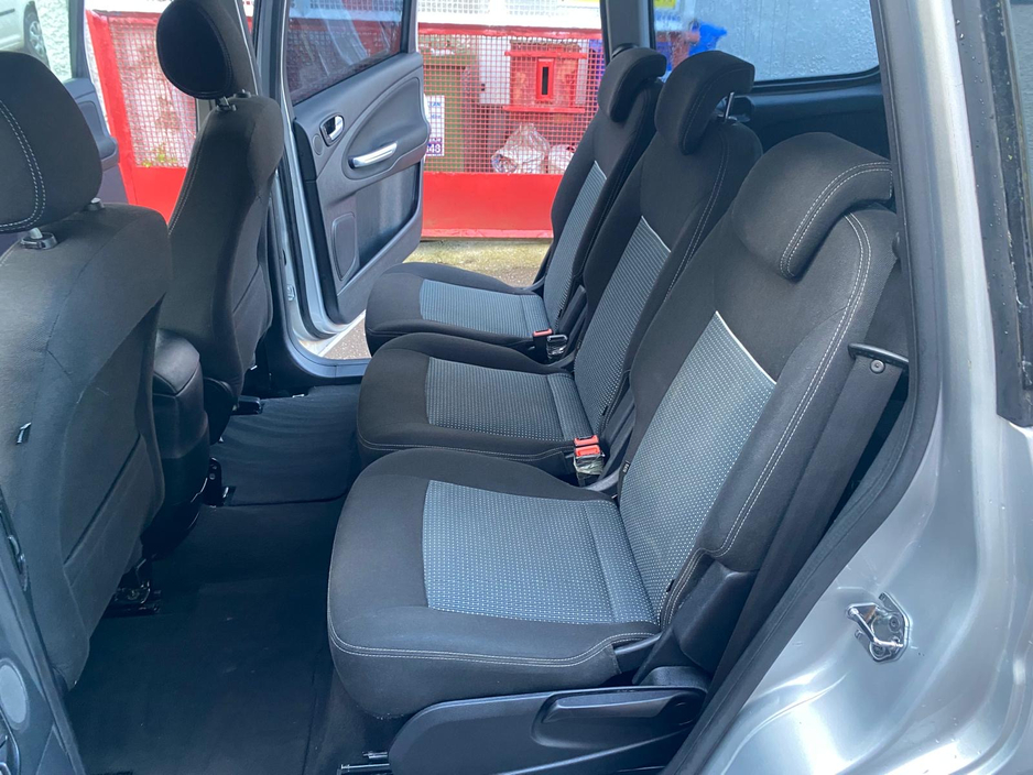 2013 Ford Galaxy - image 9