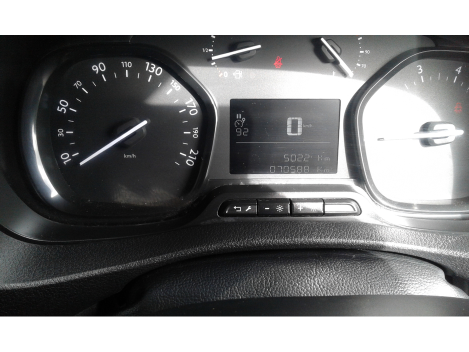 2022 Opel Vivaro - image 8