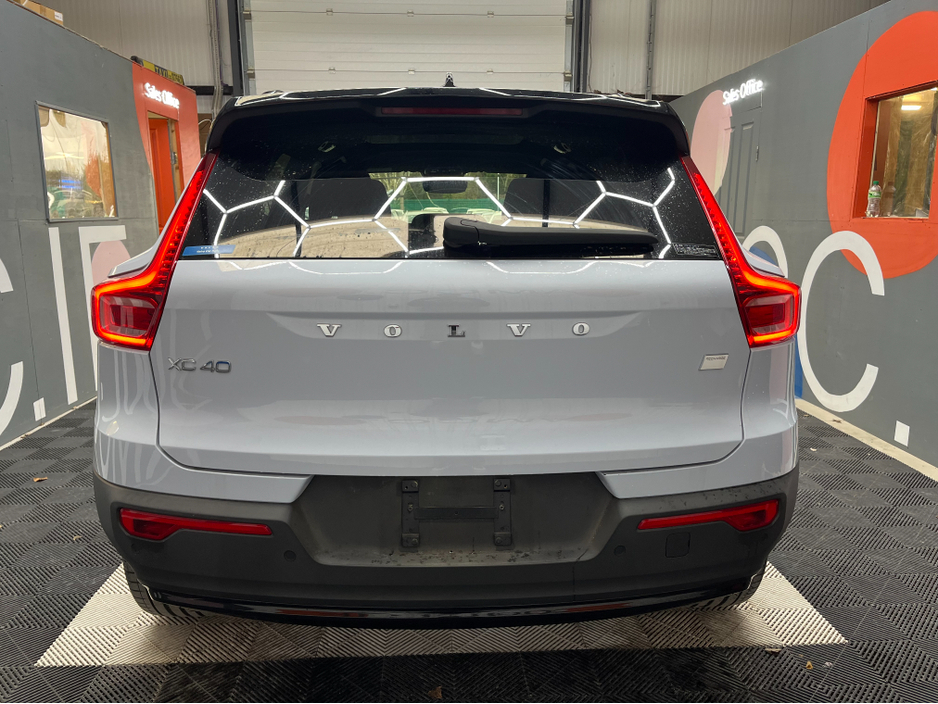 2023 Volvo XC40 - image 3