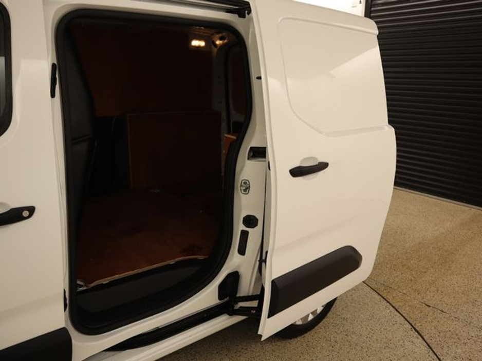 2022 Peugeot Partner - image 14