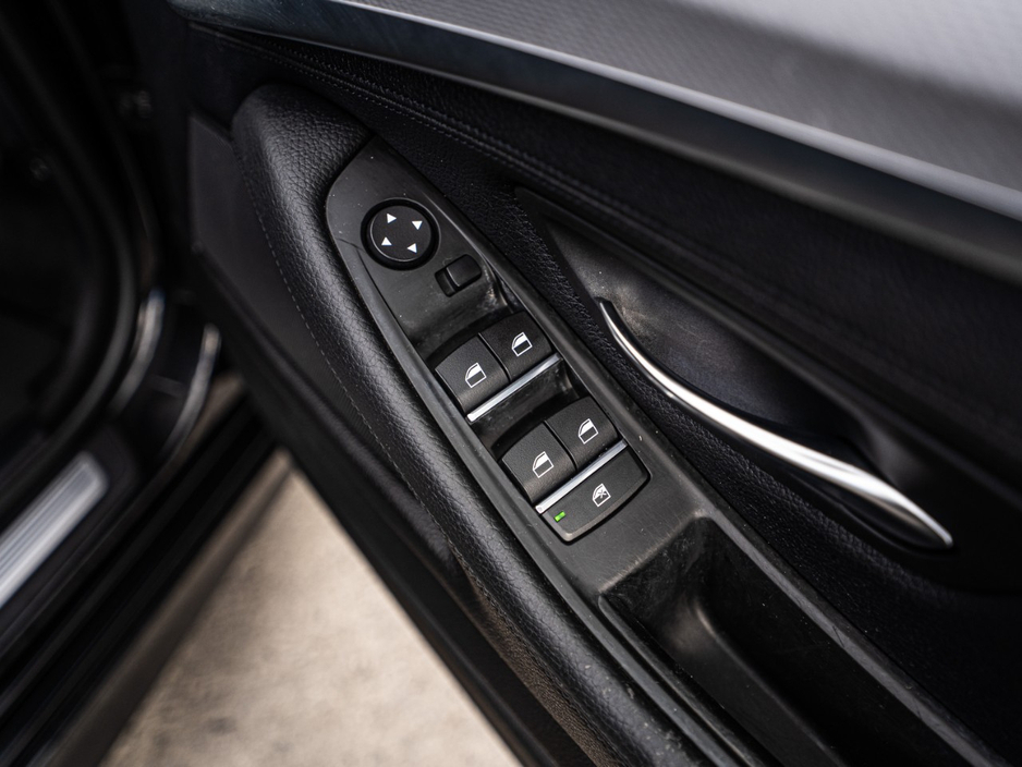 2016 BMW 5 Series - image 32