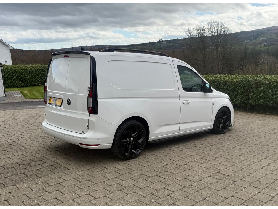 2021 Volkswagen Caddy - image 3