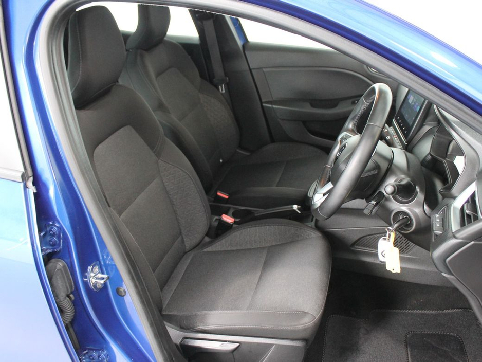 2022 Renault Clio - image 12