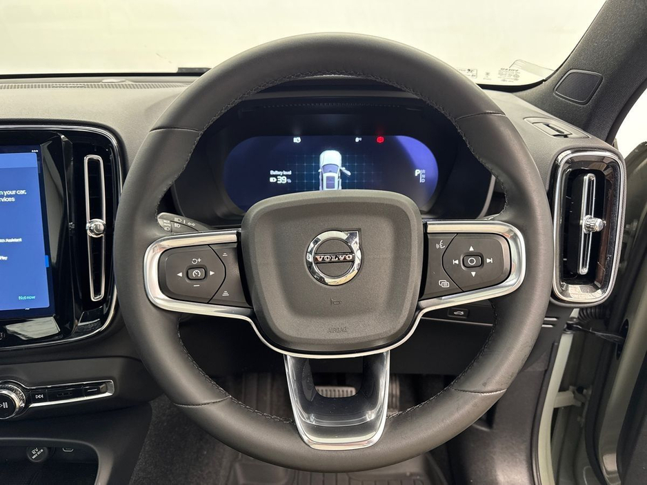 2024 Volvo XC40 - image 13