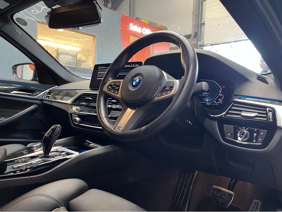 2022 BMW 5 Series 2022 BMW 523E M-SPORT 2.0 AUTOMATIC / CRUISE CONTROL / 360° PARKING CAMERA / PADDLE SHIFTERS / ELECTRIC MEMORY & HEATED SEATS / APPLE CARPLAY / HEATED REAR SEATS