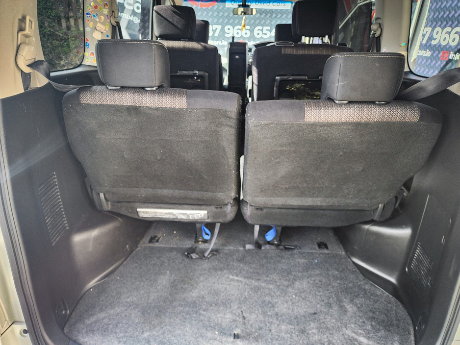 2015 Nissan Serena - image 9