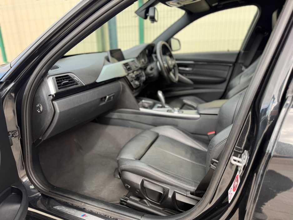 2017 BMW 3 Series - image 12