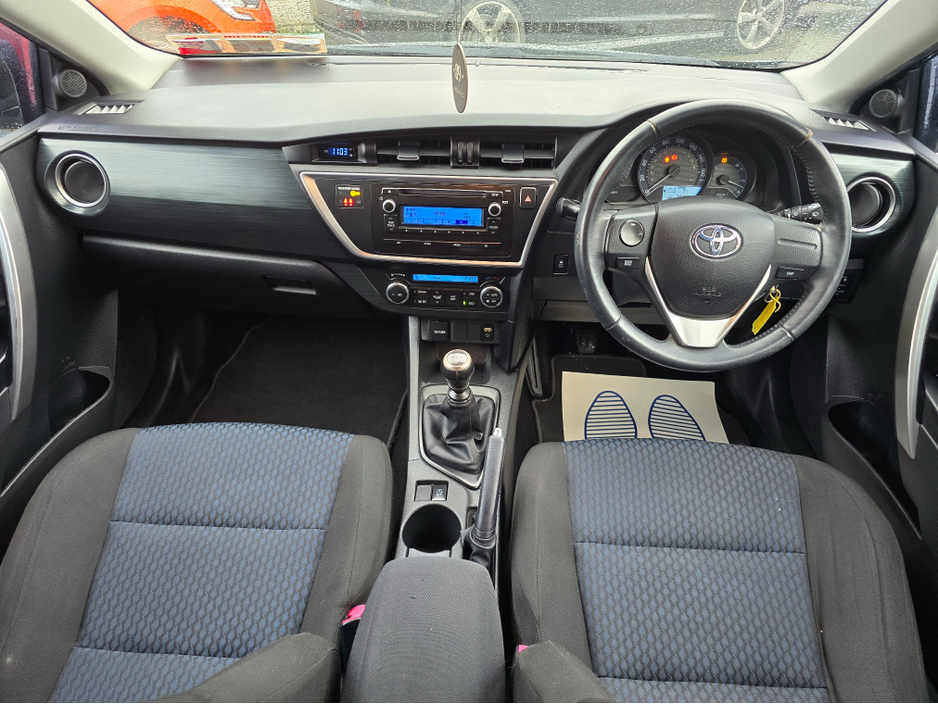 2015 Toyota Auris - image 11