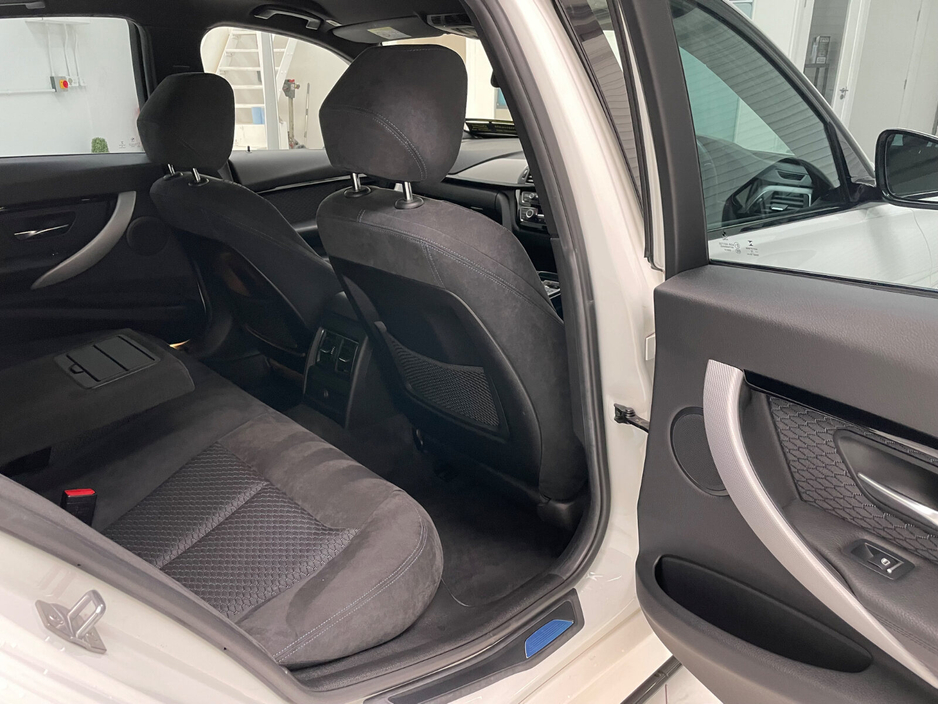 2016 BMW 3 Series - image 13