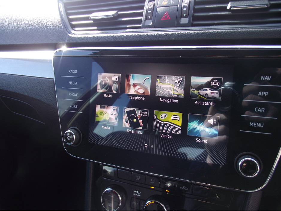 2021 Skoda Superb - image 9