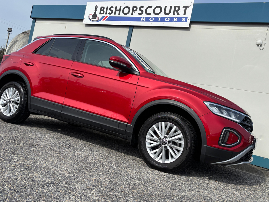 2023 Volkswagen T-Roc - image 3