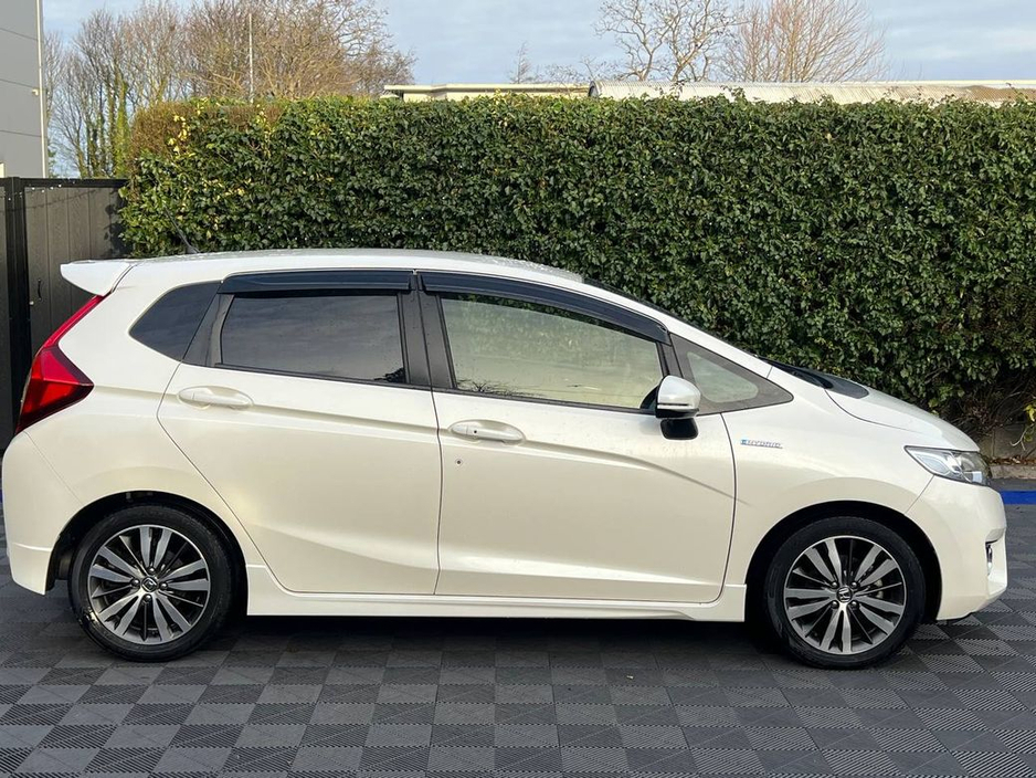 2016 Honda Fit SPORT 1.5 HYBIRD AUTO // REVERSE CAMERA // DIAMOND CUT ALLOYS // DIGITAL CLIMATE CONTROL €10,900