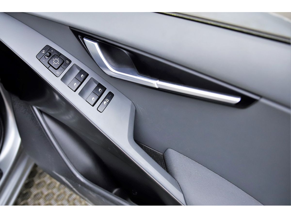 2023 Kia Niro - image 26