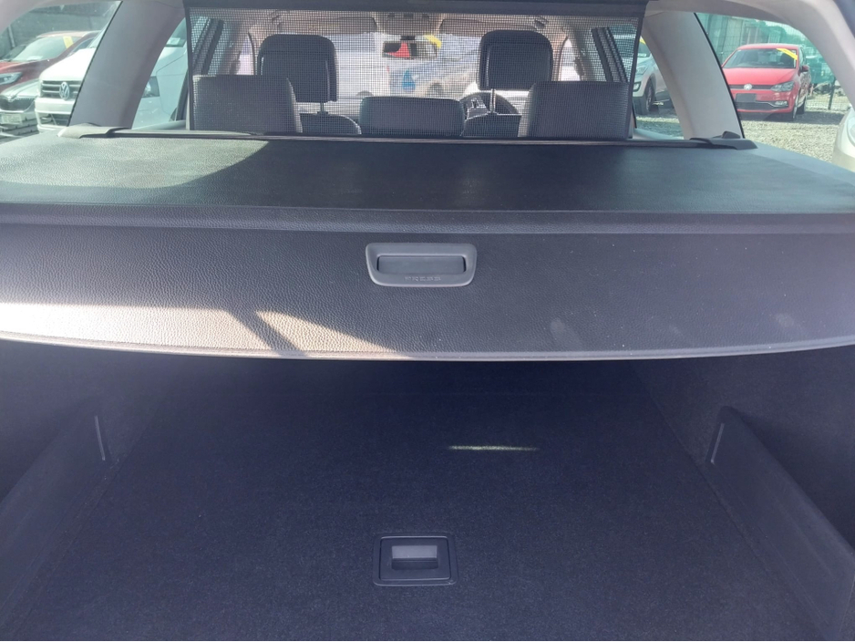 2011 Volkswagen Passat - image 12