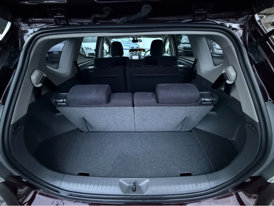 2014 Toyota Prius Alpha - image 5