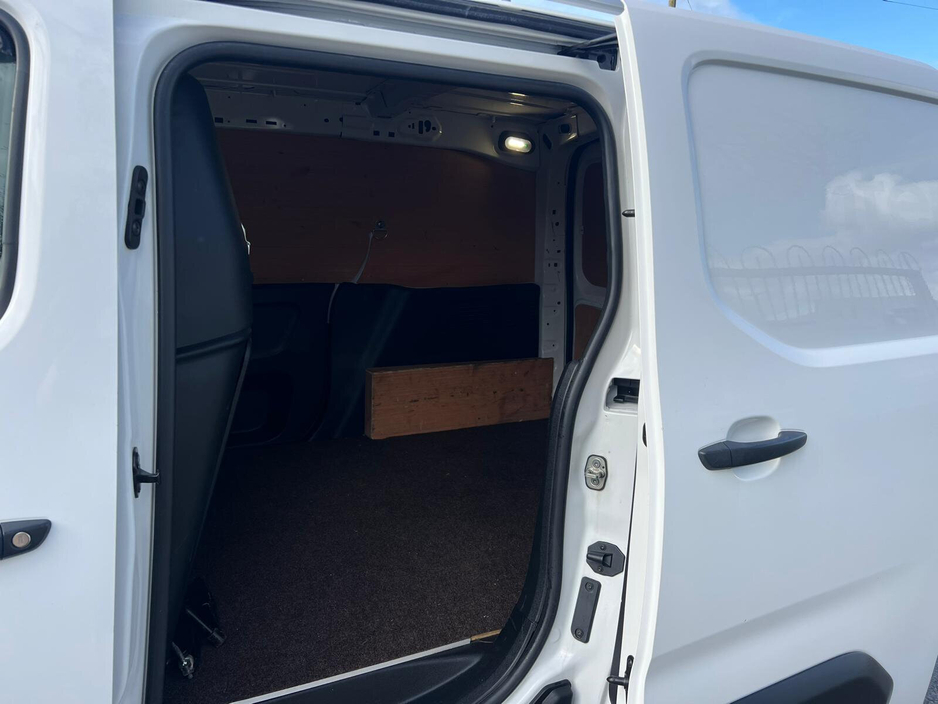 2021 Citroen Berlingo - image 8