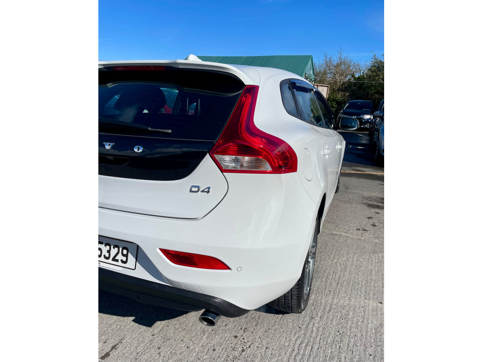 2019 Volvo V40 - image 11