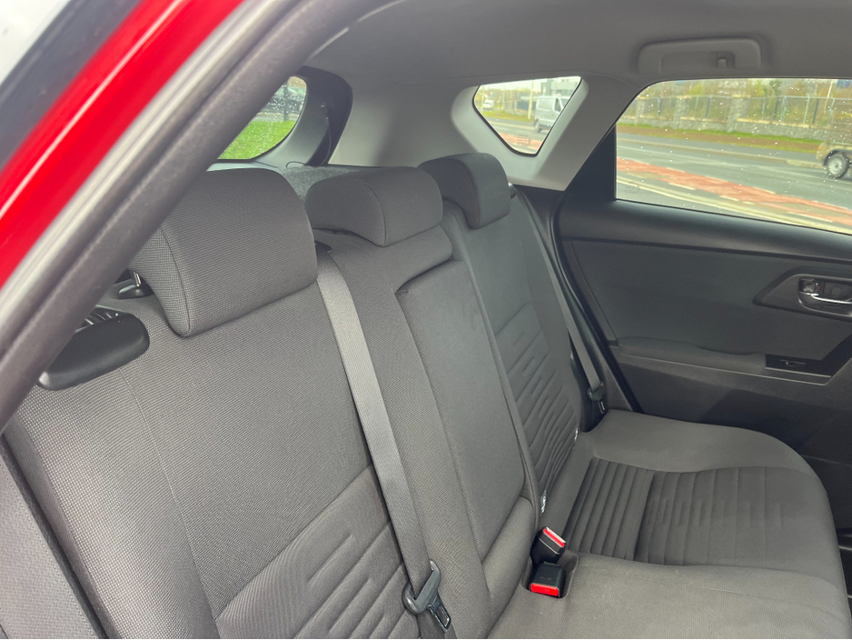 2015 Toyota Auris - image 9