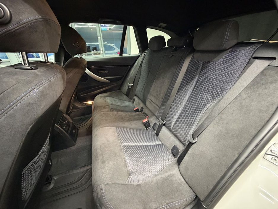 2017 BMW 3 Series - image 29