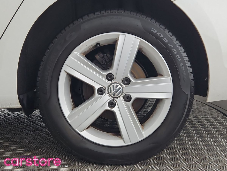 2016 Volkswagen Golf - image 14