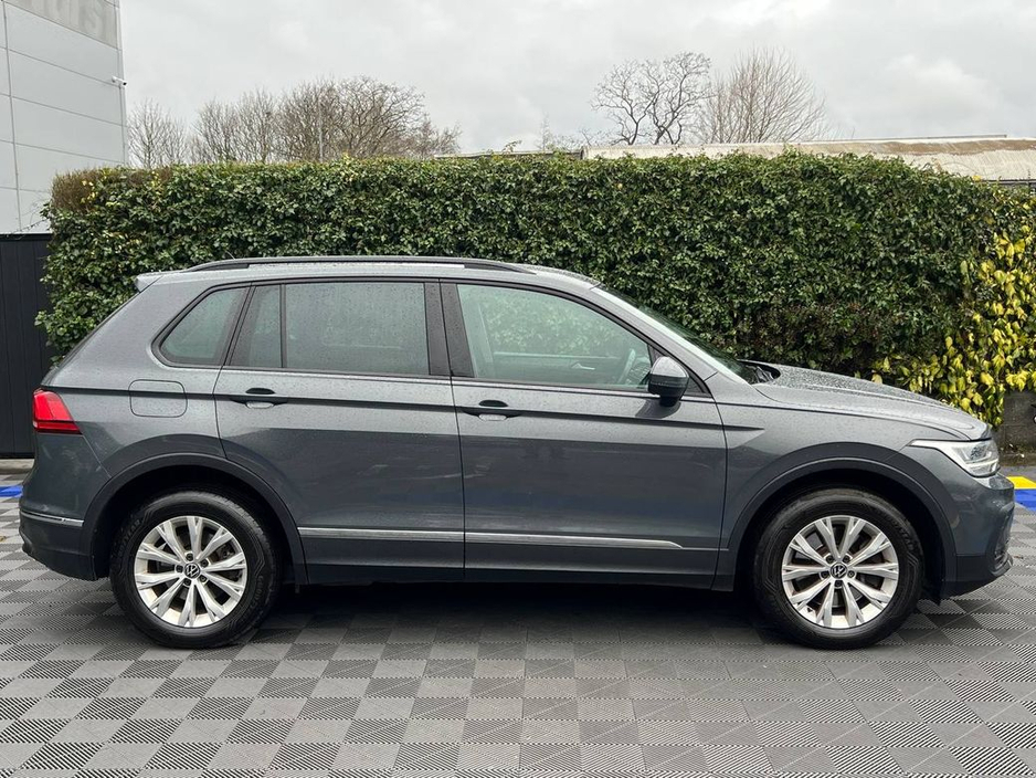 2023 Volkswagen Tiguan LIFE 1.4 HYBRID // DIGITAL CLUSTER // APPLE CARPLAY/ANDROID AUTO // DUAL ZONE CLIMATE CONTROL €31,900