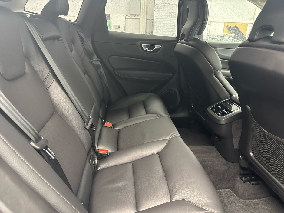 2022 Volvo XC60 - image 10