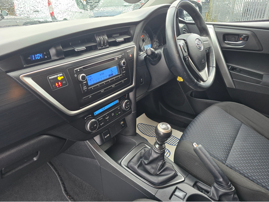 2015 Toyota Auris - image 13