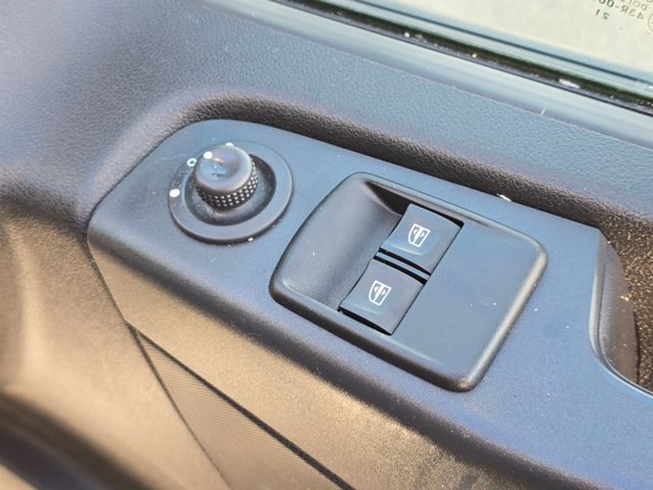 2021 Renault Trafic - image 22