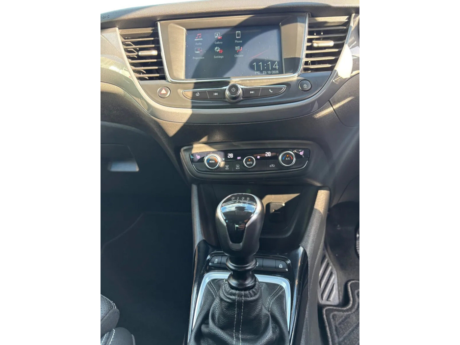 2022 Opel Crossland - image 15