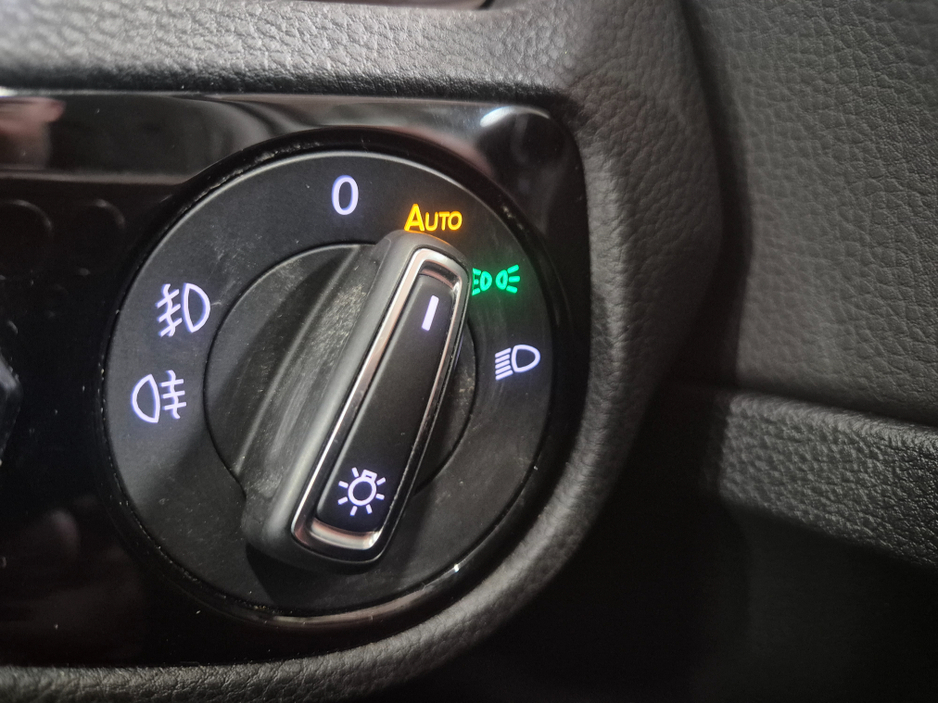 2015 Volkswagen Golf **HIGHLINE**ONLY 64000KMS**ALCANTARA SEATS*17" ALLOYS**LANE ASSIST**KEYLESS ENTRY AND START**ADAPTIVE CRUISE CONTROL**DUAL ZONE CLIMATE CONTROL**REVERSE CAMERA**BLUETOOTH STREAMING**FOLDING MIRRO €15,449