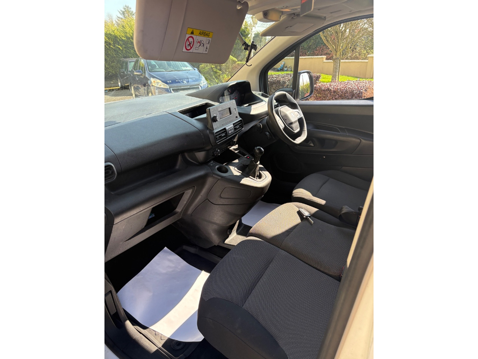 2021 Peugeot Partner - image 11