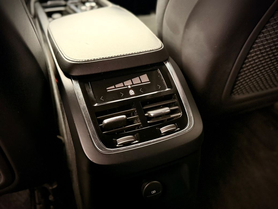 2022 Volvo XC90 - image 16