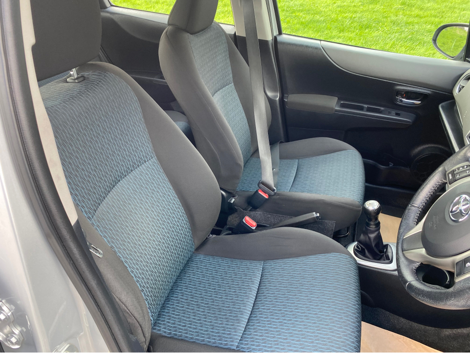 2012 Toyota Yaris - image 10