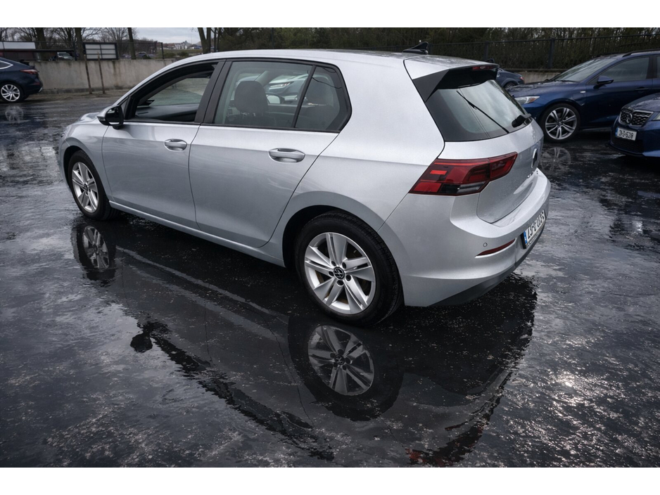 2023 Volkswagen Golf - image 4