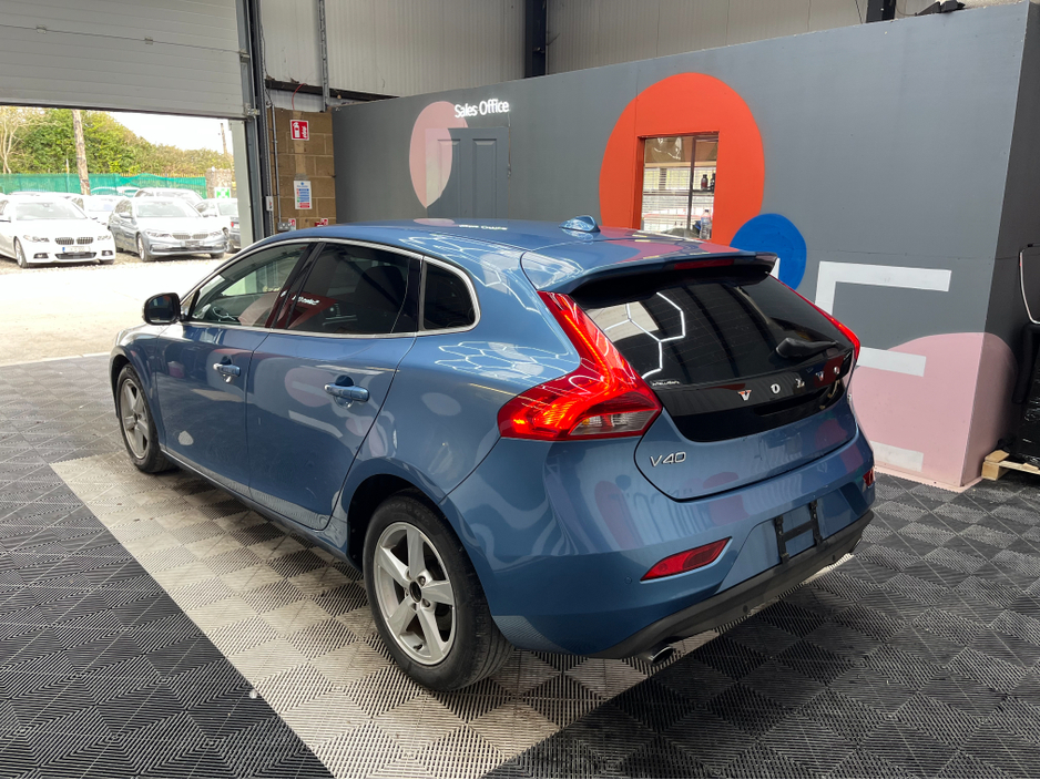 2015 Volvo V40 - image 4