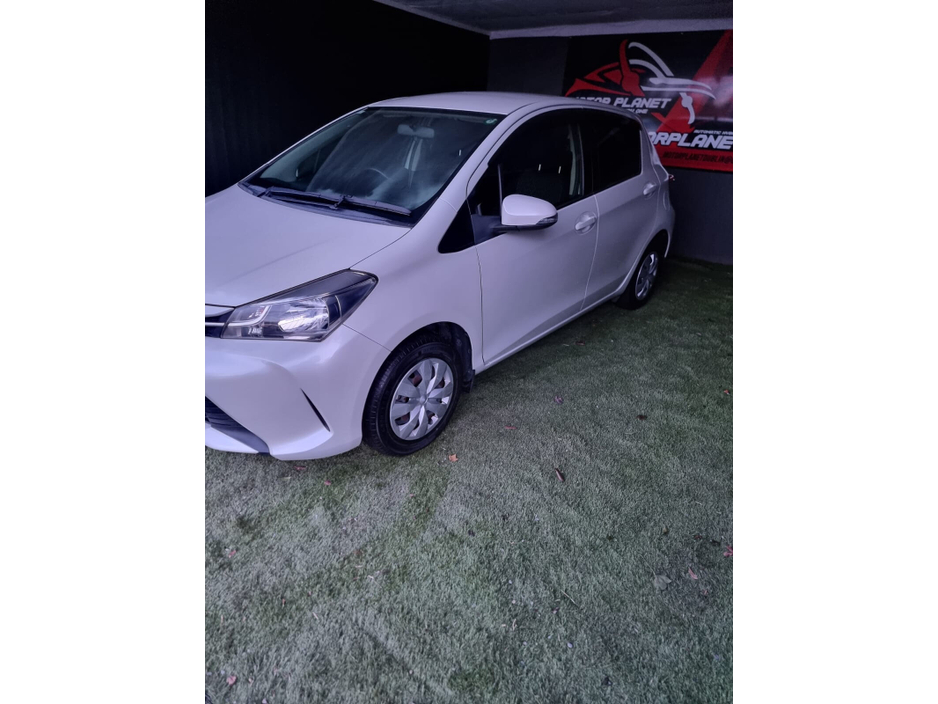 2015 Toyota Vitz - image 3