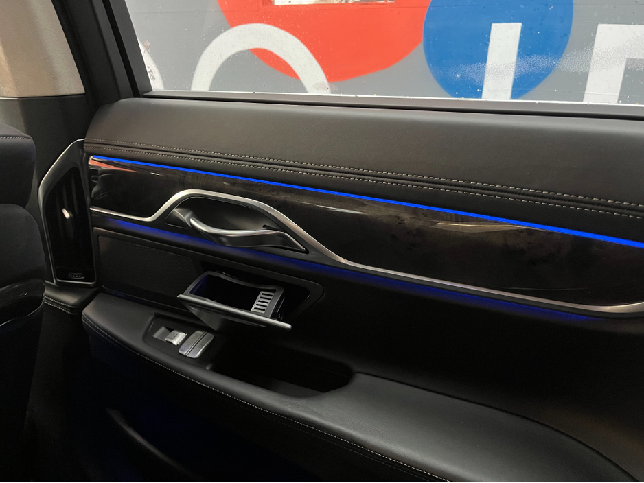 2016 BMW 7 Series - image 23
