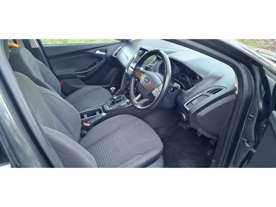 2016 Ford Focus - image 20