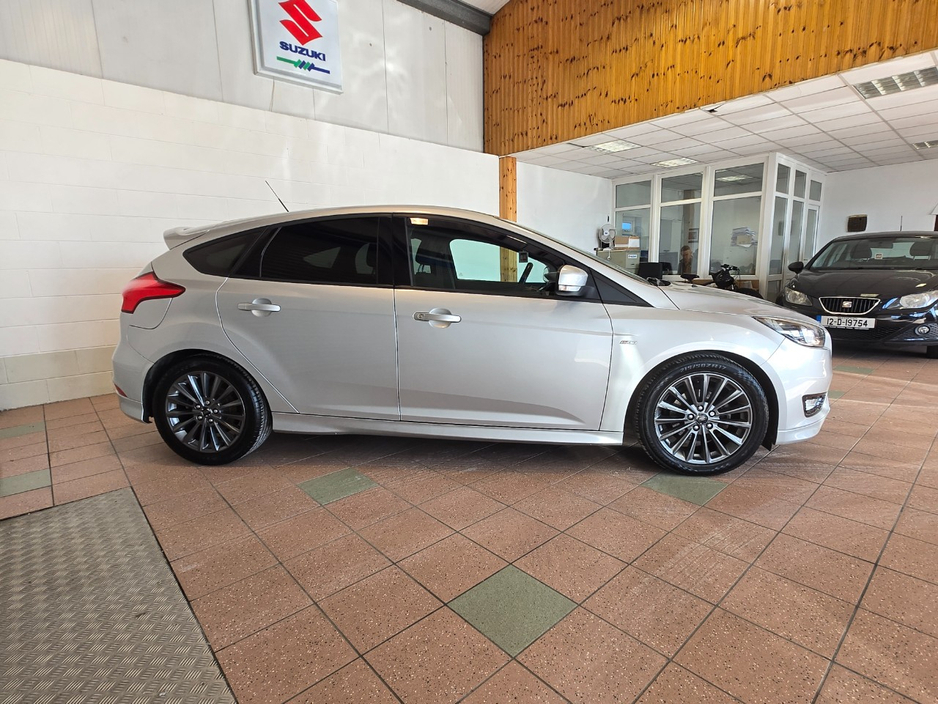 2017 Ford Focus - image 6