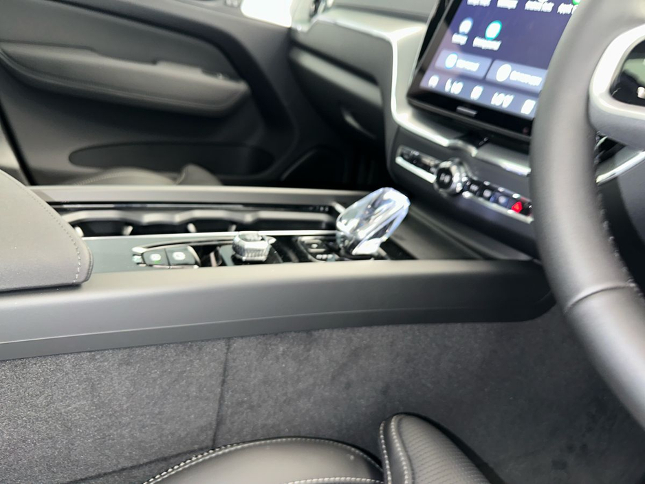 2025 Volvo XC60 - image 22